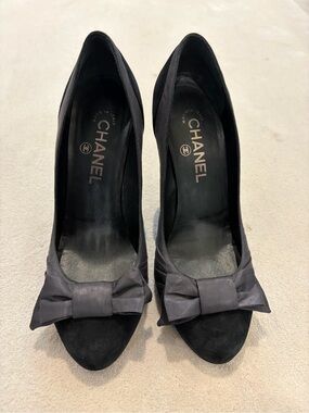 CHANEL Black Suede Bow Pumps